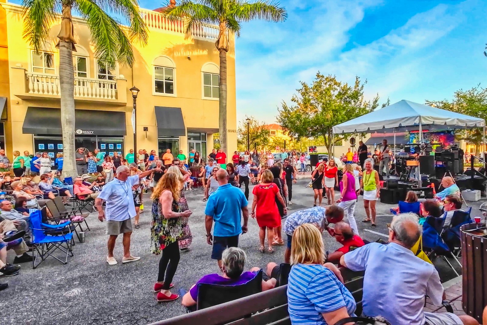 audience dances to music-on-main-lakewood-ranch