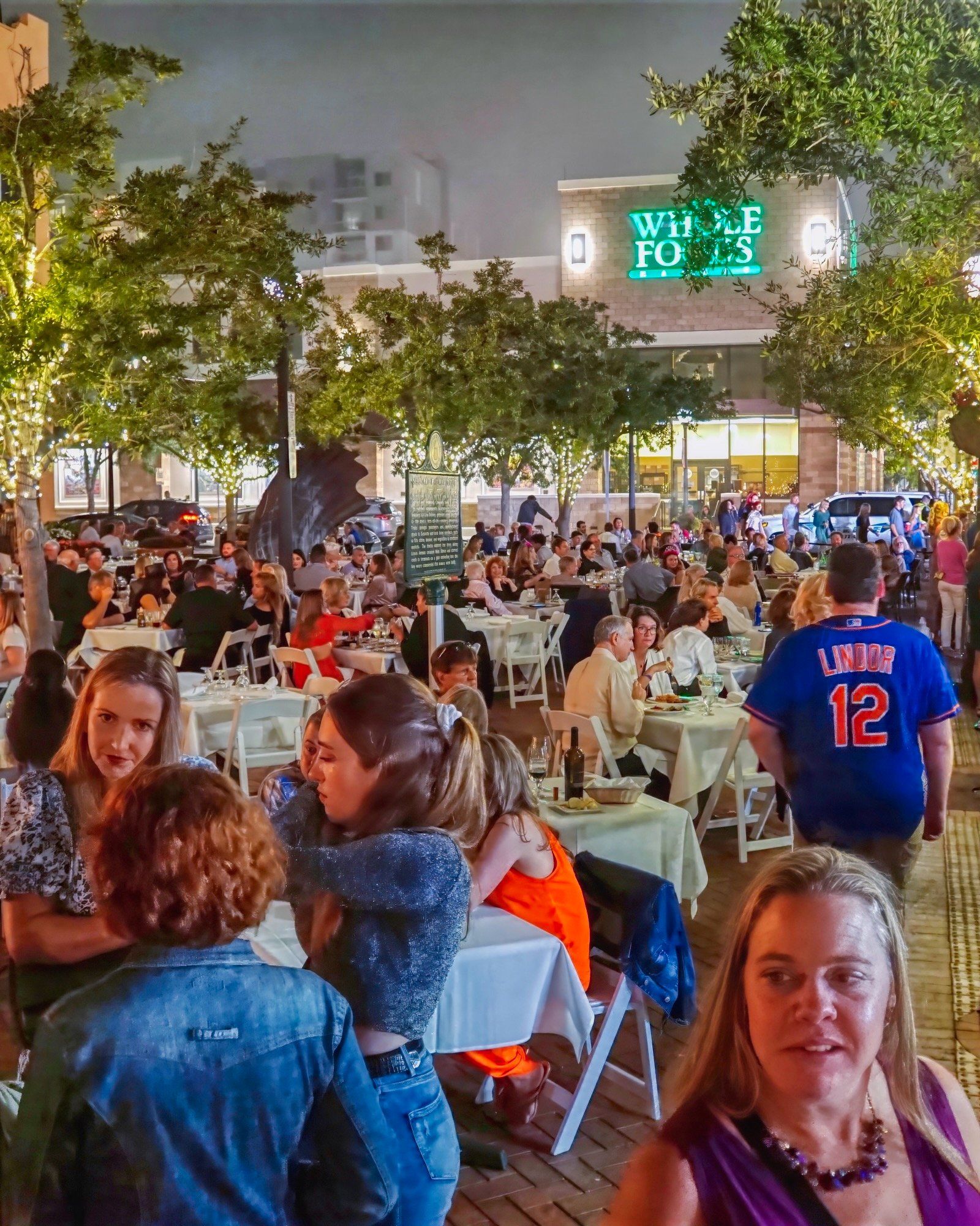 outdoor dining in Downtown Sarasota