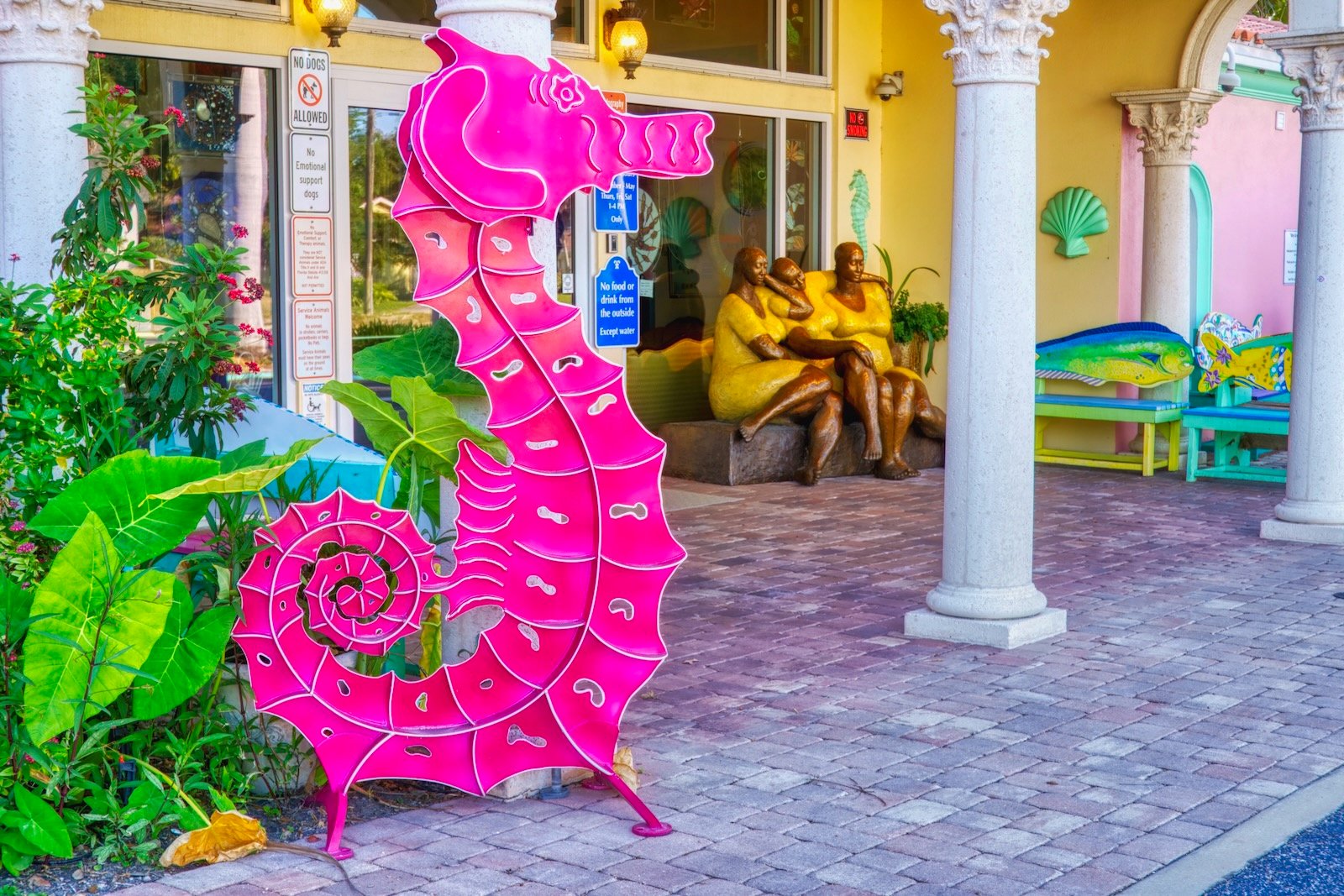 Marietta Museum of Art & Whimsy Sarasota wows visitors before entering